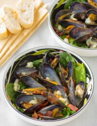 Perfect Mussels Recipe with Blue Cheese and Bacon (Moules Fromage Bleu) | ASpicyPerspective.com