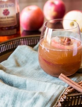 Apple Cinnamon Old Fashioned {Cocktail} #holiday #christmas #cocktail