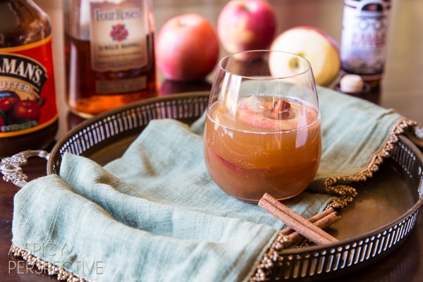 New Year's Cocktail Apple Cinnamon Old Fashioned {Cocktail} #holiday #newyearseve #cocktail