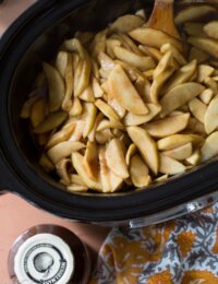 Simple Slow Cooker Cinnamon Apples (With a secret ingredient!) #apples #holiday #slowcooker #crockpot