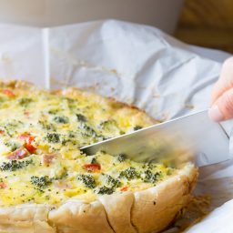 Must-Make Slow Cooker Easy Quiche Recipe (Ham and Cheese Quiche with Veggies!) #slowcooker #crockpot