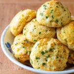 The BEST Red Lobster Cheddar Bay Biscuits on #ASpicyPerspective #biscuits #recipe