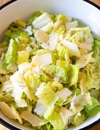 steakhouse salad recipe in bowl