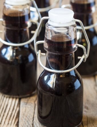 The BEST Homemade Bourbon Vanilla Extract Recipe #ASpicyPerspective #giftideas #ediblegifts