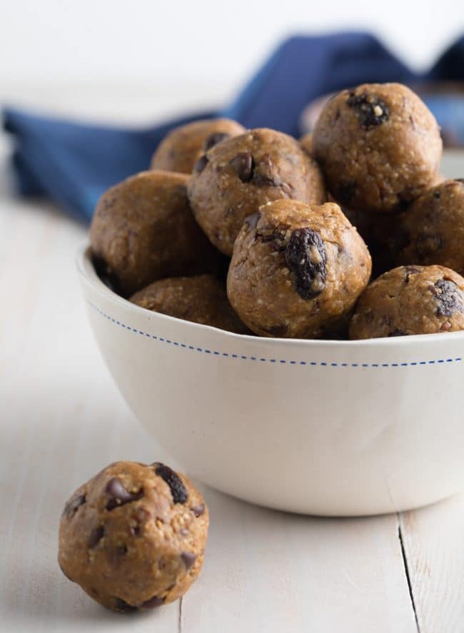 Best No-Bake Oatmeal Energy Balls Recipe #Vegan #ASpicyPerspective