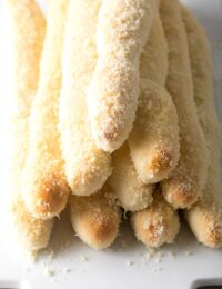 Homemade Breadsticks Recipe (2 Ways!) Copycat Olive Garden Breadsticks & Little Caesars Crazy Bread #ASpicyPerspective #breadsticks #copycat #takeout