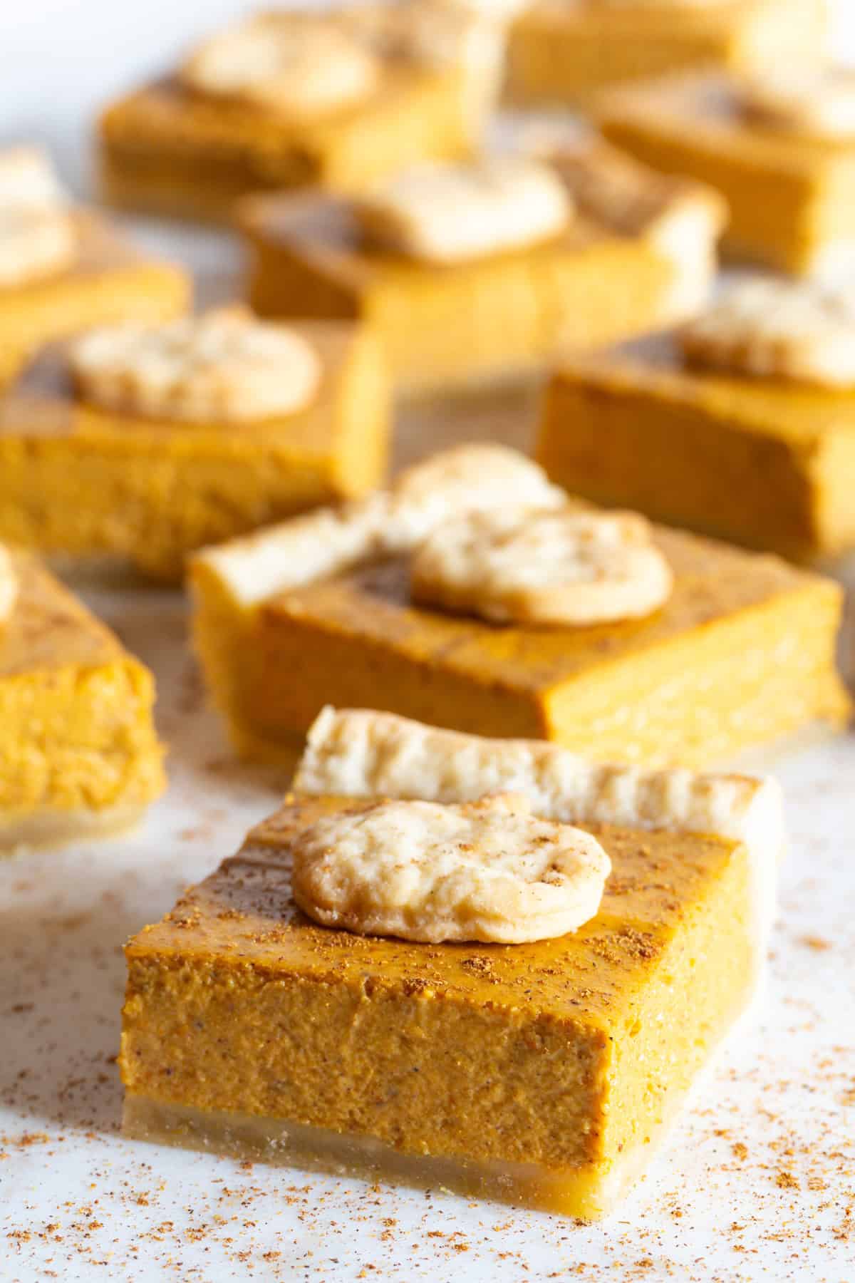 pumpkin pie bars with cinnamon 