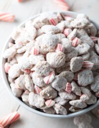 4-Ingredient Peppermint Muddy Buddy Recipe: How to Make Puppy Chow for the holidays! These Gluten-Free Muddy Buddies make great edible gifts! #ASpicyPerspective #muddybuddy #puppychow #ediblegifts #peppermint #muddybuddies #holiday #christmas