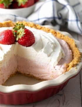 Fluffy No-Bake Strawberry Cream Pie Recipe