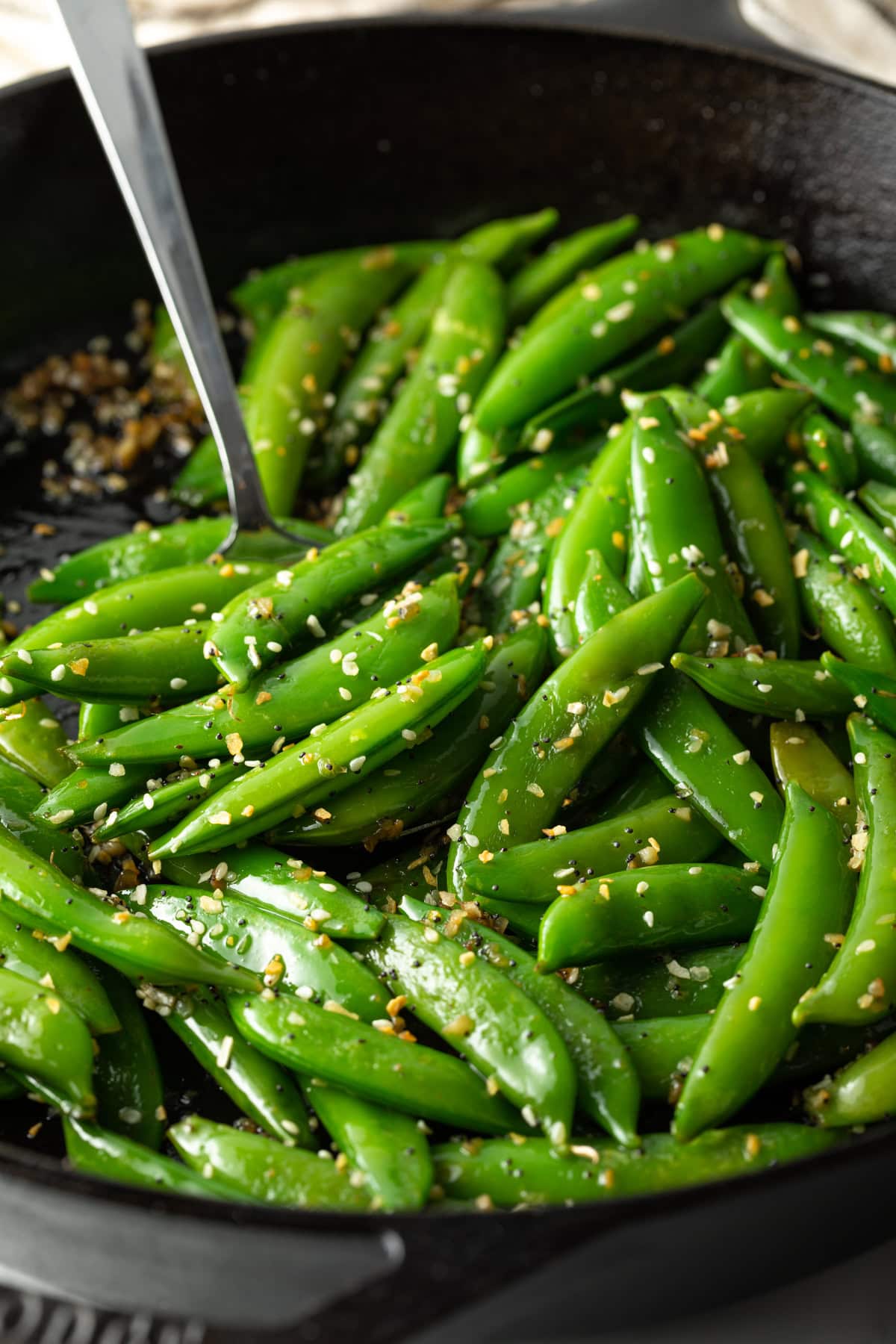 Close view final shot of sugar snap peas recipe.