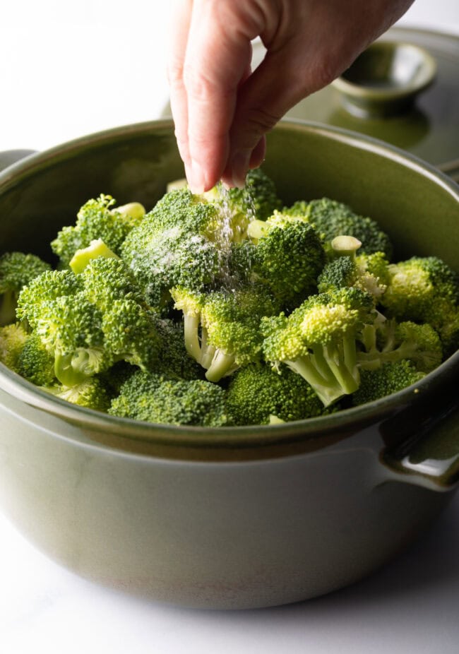 How to Steam Broccoli  in Microwave  - 8