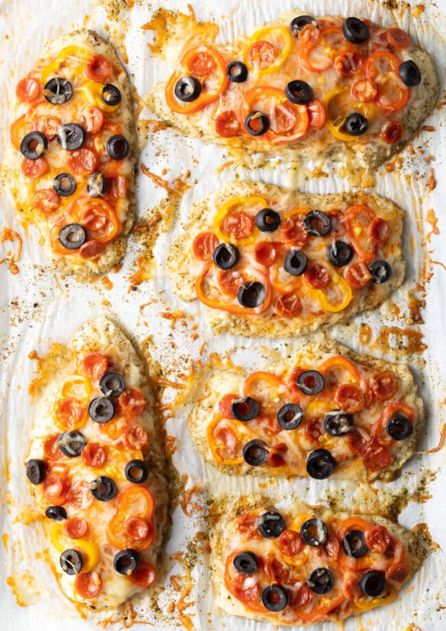 Top down view chicken crust pizza.