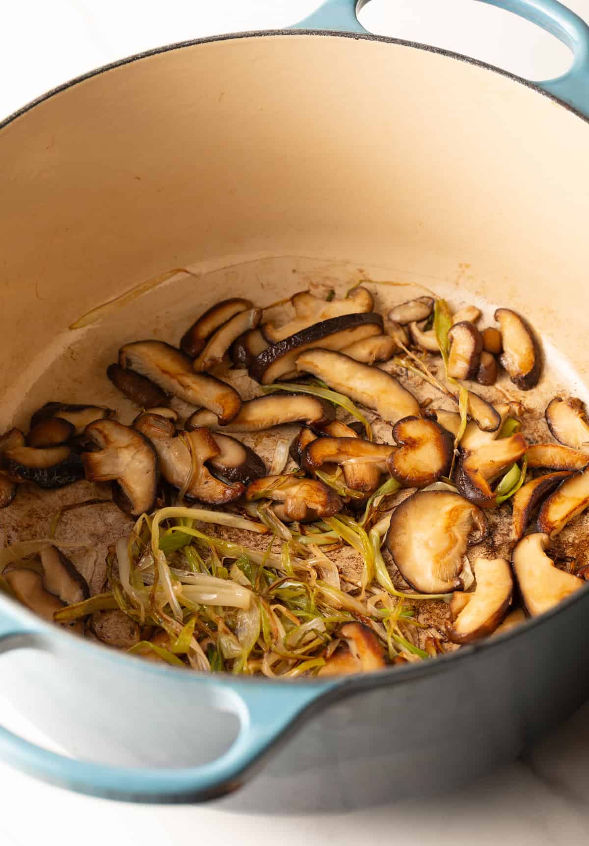Pot of shiitake mushrooms and green onions after being stir-fried.