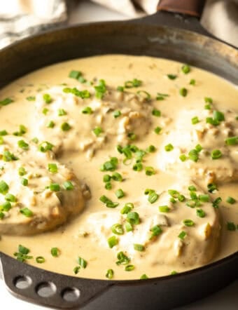 A black skillet filled with a creamy jalapeno chicken recipe.
